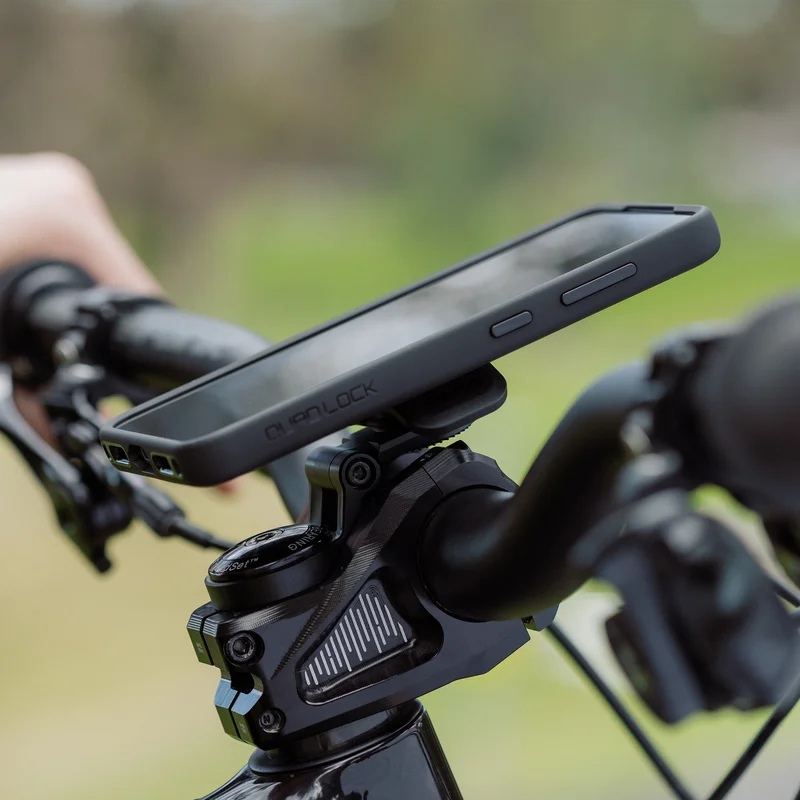 Smartphone, das während der Nutzung an einer verstellbaren Quad Lock Halterung am Fahrradlenker befestigt ist.