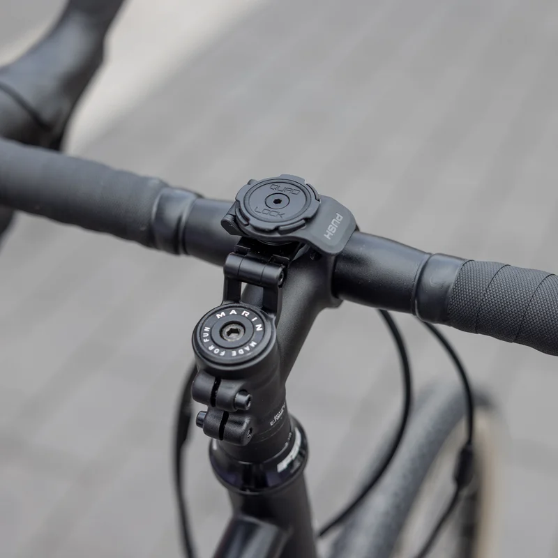 Verstellbare Quad Lock Lenkerhalterung, auf einem Fahrrad installiert, von oben betrachtet.