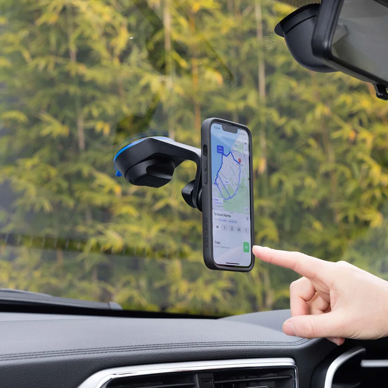 Smartphone im Einsatz an der Quad Lock Autohalterung.