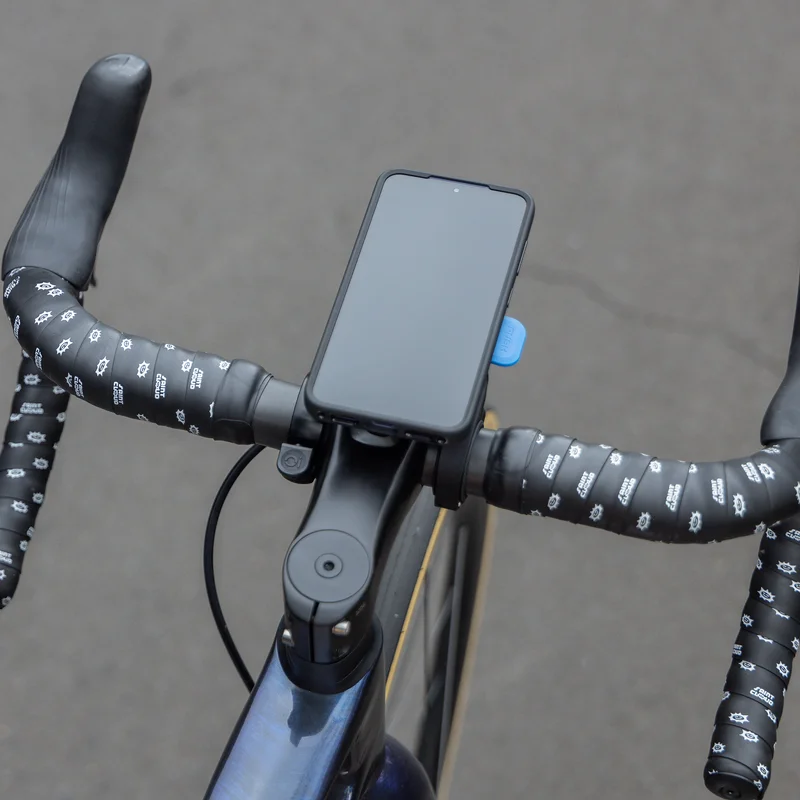 Handy montiert auf Quad Lock Out Front-Halterung.