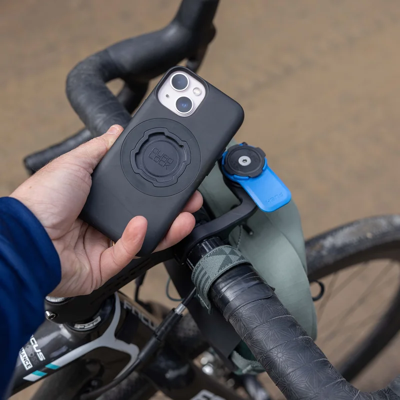 Handy mit Quad Lock Hülle in der Nähe der Out Front Mount Pro.