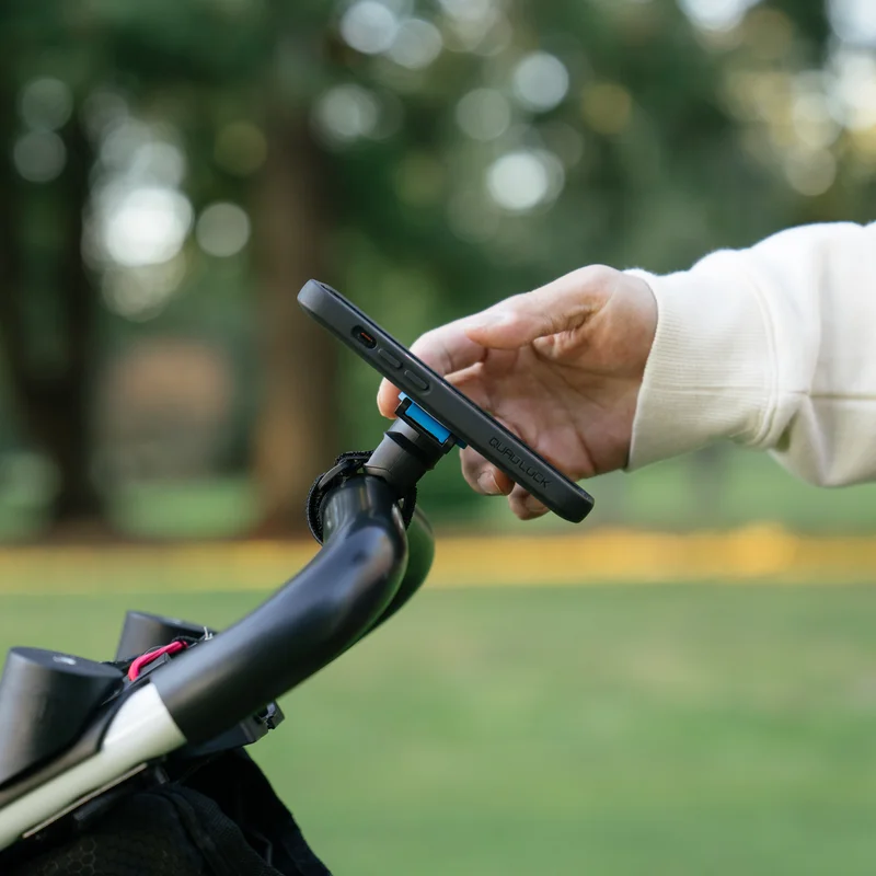 Handy wird an Quad Lock Riemenhalterung befestigt.