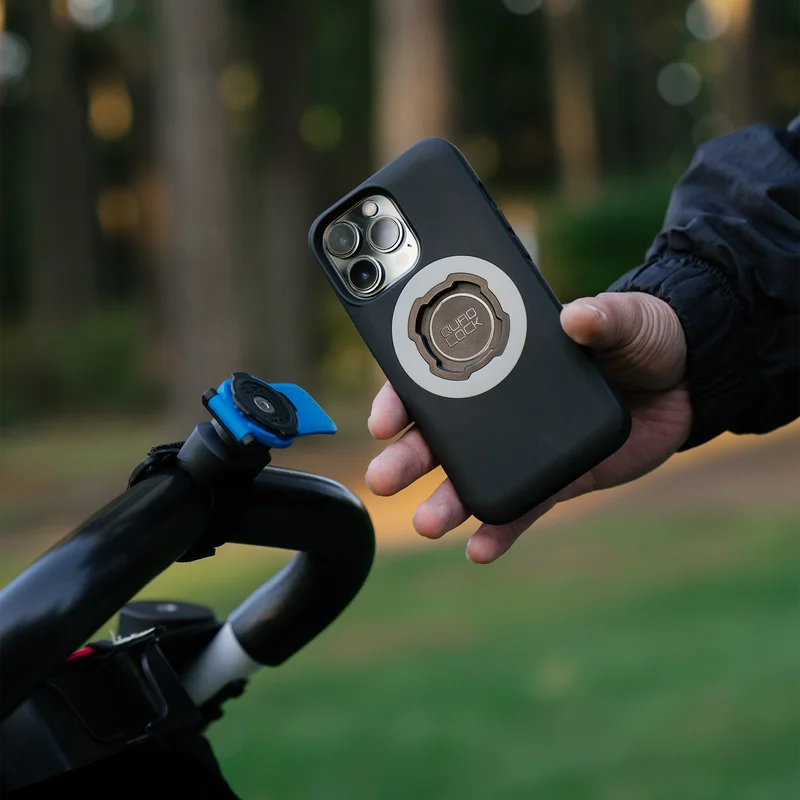 Quad Lock Handyhülle und Halterung am Lenker.