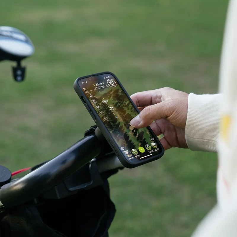 Smartphone, das auf einer Quad Lock Lenkerhalterung befestigt ist.