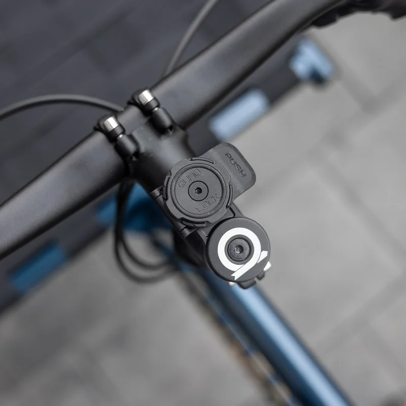 Quad Lock Halterung am Fahrradlenker.