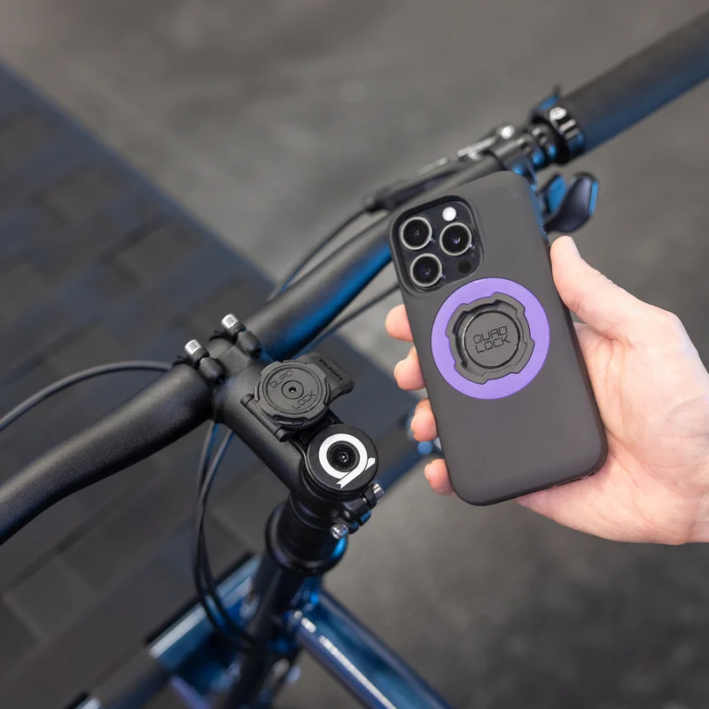 Smartphone mit Quad Lock Hülle in der Nähe der Lenkerhalterung.