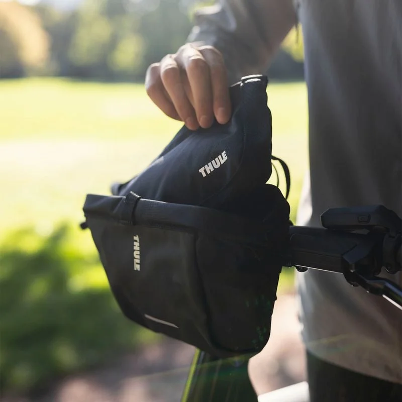 Thule Chasm Lenkertasche am Fahrrad montiert.