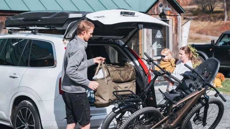 Thule Chasm Gepäcktasche 30L im Kofferraum eines Autos verstaut