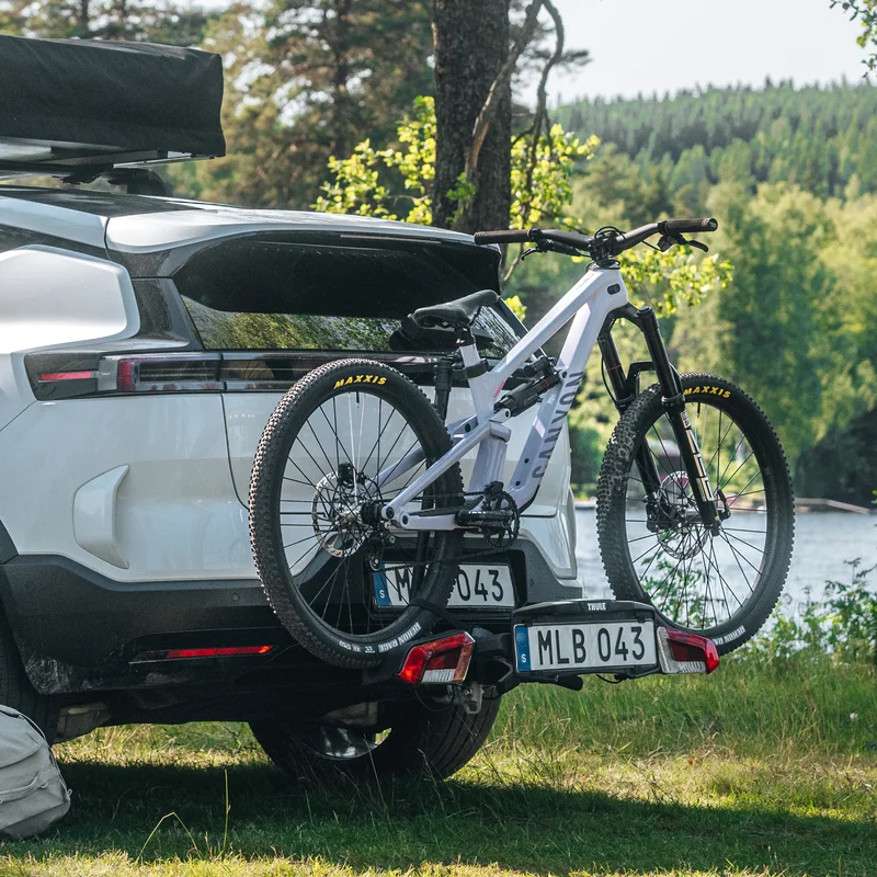 Thule VeloLite towbar bike carrier mounted on the back of a car, with a bike secured on the bike carrier.