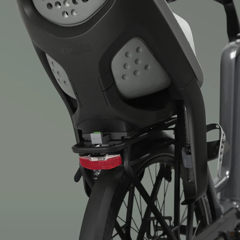 Nahaufnahme eines Thule Yepp 2 MIK HB Kindersitzes, der auf einem Fahrrad montiert ist.