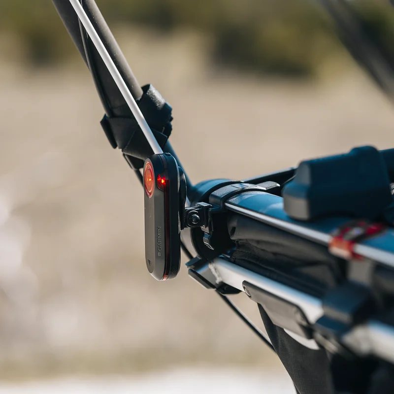 Nahaufnahme einer Thule handyhalterung für das Garmin Varia Rückfahrradar, befestigt an der Rückseite eines Fahrradanhängers.